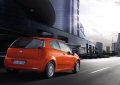 Fiat Punto 2013 si ripresenta con una spiccata personalit , le cui linee dinamiche appaiono esaltate dalle dodici tinte disponibili per la carrozzeria, tra le quali si fa notare linedito Arancio Sicilia.