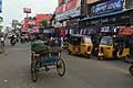 Apecars usate come taxi e bicicletta indiana per trasporto merci