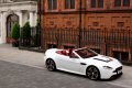 Prestazioni da autentica supercar e tutto lo stile di Gaydon si fondono nellAston Martin V12 Vantage Roadster.