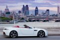 Il profilo estetico dellAston Martin V12 Vantage Roadster mostra appendici aerodinamiche in fibra di carbonio come le prese d'aria laterali, lo splitter frontale e gli specchietti retrovisori.