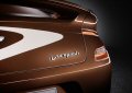 Maggiorata lievemente nelle dimensioni rispetto alla DBS, la Aston Martin Vanquish pu essere ordinata in due configurazioni a 2 posti o 2+2. 