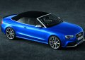 La Audi RS 5 Cabriolet vanta un ricco equipaggiamento di serie che include lassistente al parcheggio plus, sedili anteriori riscaldati, porgicintura automatici, un frangivento, il pacchetto luci, il sistema dinformazione con consiglio di pausa.