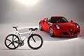 Lo stile dinamico e fluido della supercar Alfa Romeo ha ispirato la struttura del telaio della bicicletta, che mostra il numero 4 stilizzato.