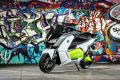 La combinazione del colore Light white pastello e della tinta di contrasto Electric green riflette le caratteristiche del veicolo, rappresentate dalla compatibilit con lambiente, una dinamicit eccellente e una maneggevolezza semplice. 