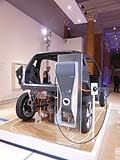 BMW i3 concept, struttura con la colonnina di ricarica