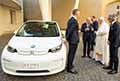 BMW i3 EV Electric Veichle data in regalo a Papa Francesco, cerimonia di consegna