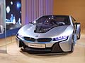 BMW i8 Concept accelera 0 a 100 km orari in meno di 5 secondi ed un consumo di carburante di 2,7 litri ogni 100 km