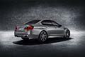 BMW M5 30 Jahre M5 non passa inosservata. Il suo stile viene esaltato dal trattamento BMW Individual che prevede la verniciatura opaca Frozen Dark Silver metallic e finiture cromate.