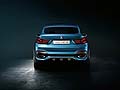 Per quanto riguarda il design del frontale, la BMW X4 presenta i gruppi ottici anteriori dalla forma esagonale (LED) mentre al posteriore, raccordato da due nervature sulla fiancata, spicca la fanaleria a L.