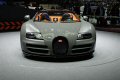 Diversamente dalla Veyron Grand Sport, la Bugatti Veyron Grand Sport Vitesse introduce nuovi elementi stilistici, pur conservando del modello di riferimento particolari aerodinamici come le due ampie prese d'aria anteriori divise da una barra centrale.