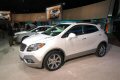 Buick Encore adotta la base meccanica dellOpel Corsa, mentre il lusso tipico del marchio  ben rappresentato e riconoscile nel design e nella scelta delle finiture.