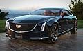 In dettaglio, la nuova concept Elmiraj, rappresenta la nuova visione dei prodotti di lusso ed  lo strumento attraverso il quale Cadillac vuole avvicinare la nuova clientela, proponendo lusso abbinato a prestazioni elevate.