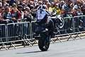 In pista anche la moto di Chris Pfeiffer pluricampione del mondo di Stunt Riding, che impenna su una ruota