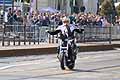Le acrobazie di Chris Pfeiffer pluricampione del mondo di Stunt Riding