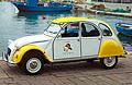 La produzione industriale della 2CV ebbe inizio nel settembre del 1949 ed il primo modello, il tipo A, con motore di 375cc, fu assemblato sino al novembre del 1960 in 128.685 unit.