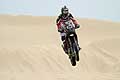 Dakar 2013 spettacolare salto sulle dune di Matt Fish su moto Husqvarna giunto terzo nella II tappa