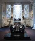 Entrata Museo Auto a Parigi con lauto storica Bugatti Type 57 Coup Atlantic del 1938 esposizione esclusiva di Ralph Lauren