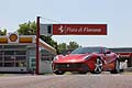 Supercar Ferrari F12 berlinetta sulla pista di Fiorano