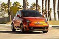 Tra gli elementi estetici che caratterizzano la nuova versione della Fiat 500 , spiccano le finiture in nero per i fari e la fanaleria, i cerchi da 16 pollici e una tinta nero lucido per il tetto e lo spoiler posteriore.