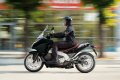 La due ruote offre stabilit e maneggevolezza migliorate rispetto alle caratteristiche standard di un normale scooter