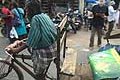 Indiano in bicicletta con carretta trasporto merci a Pondicherry in India