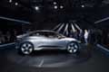 Priva di motore a combustione interna e del tunnel della trasmissione, il design della Jaguar I-Pace Concept sposta labitacolo in posizione avanzata.