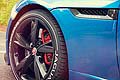 Il sedile e la parte interna delle porte sono rifiniti con rombi trapuntati in stile racing.