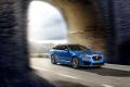 Per quanto riguarda la Jaguar XF R-SPORT siamo di fronte ad una sportiva lussuosa, performante e sorprendentemente efficiente grazie a soluzioni tecniche specifiche. 