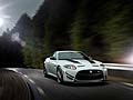 La XKR-S GT  disponibile nel colore Polaris White con grafiche esclusive e la scritta Jaguar R-S GT sul cofano motore.