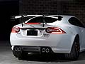 La XKR-S GT adotta un sistema a molle gemelle derivato dalle corse automobilistiche, accoppiato al sistema Jaguar Adaptive Dynamics, dove gli ammortizzatori sono regolabili per laltezza di marcia. 