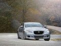  Due interessanti novit sfilano nella vetrina internazionale del Salone di New York negli spazi dedicati alla britannica Jaguar, che aggiunge due ulteriori perle alla gamma R ad alte prestazioni, la XJR berlina e la XKR-S GT. 