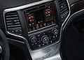 Alla ricca dotazione della precedente generazione, la nuova Jeep Grand Cherokee 2014 aggiunge sistemi di sicurezza come il ForwardCollisionWarning con Crash Mitigation.