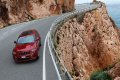 La dotazione di serie full-optional include doppio tetto panoramico CommandView, sistema di intrattenimento e navigazione satellitare UConnect GPS, impianto audio Harman Kardon da 825 watt e 19 altoparlanti. 