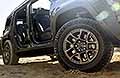 Il nuovo Jeep Recon SUV elettrico rivoluziona l�off-road a zero emissioni. Questo fuoristrada 4x4 EV unisce lo stile iconico del brand a una tecnologia all�avanguardia. Offre prestazioni eccezionali e un�autonomia pensata per l�avventura estrema