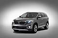 La terza generazione della nuova Kia Sorento, le cui immagini definitive sono disponibili sul web, appare pi lunga, pi bassa, pi larga e con il passo pi esteso, rispetto alla precedente generazione di questo suv di successo.