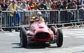 Giri di pista a Torino della monoposto F1 di Lancia Marino rossa del 1954 guidata da Gigi Brandoli