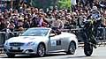 Il pilota di F1 Mark Webber e Chris Pfeiffer pluricampione del mondo di Stunt Riding su moto BMW salutano il pubblico di Torino