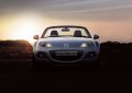 La bestseller tra le openair Mazda MX-5 si aggiorna per essere ancora pi competitiva, puntando su un lieve facelift e nuove soluzioni meccaniche. 