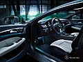 Mercedes-Benz CLS class x218 interni si fa notare il pianale di carico in ciliegio americano con intarsi neri