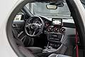 Mercedes Classe A 45 AMG interni vettura con ampio cruscotto centrale e dispaly di comandi e navigazione
