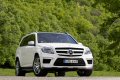 Mercedes GL 63 AMG si arricchisce di nuove fasce paraurti, di nuovi cerchi in lega da 21 pollici, di nuove appendici aerodinamiche, di quattro nuovi terminali di scarico incastonati allinterno del paraurti posteriore, di un nuovo spoiler. 