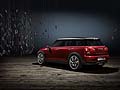 La MINI Clubman Concept rientra a pieno titolo nella gamma Mini, riconoscibile per i tipici stilemi della gamma. Agile, come ogni vettura del brand, la vettura offre una linea del tetto slanciata che anticipa lampia offerta di spazio disponibile a bordo.