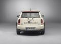La MINI Clubvan  equipaggiata di serie con sedili neri rivestiti in stoffa Cosmos, interni neri e modanature interne nella variante Fine White Silver. Tra gli optional vengono offerti luci allo xeno, sedi nere dei proiettori, Adaptive Light Control.