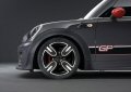 I dati ufficiali indicano prestazioni straordinarie: la MINI John Cooper Works GP ha percorso il noto circuito tedesco circuito in 8,23 minuti.