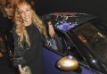Il concetto dietro la personalizzazione MINI si ispira alle donne belle ed eleganti che in passato erano soliti indossare una sciarpa avvolta intorno alla testa quando si guida una decappottabile, spiega Franca Sozzani.