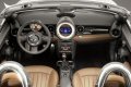 Gli interni, evocativi del modello coup, offrono grandi strumenti circolari, sedili sportivi di serie nella MINI Cooper S Roadster, MINI Cooper SD Roadster e MINI John Cooper Works Roadster.