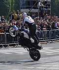 Incredibili acrobazie su due ruote sulla moto BMW di Chris Pfeiffer