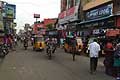 Traffico caotico motociclette e Apecars in India