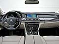 Nuova BMW Serie 7 interni vettura con display multifunzione della strumentazione con contenuti selezionabili liberamente e Control Display centrale con grafica 3D. Nuovo Rear Seat Entertainment