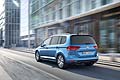 Stilisticamente, laspetto della Touran viene esaltato dalle dotazioni R-Line sviluppate dalla Volkswagen R, che comprende paraurti specifici e abitacolo con rivestimenti dei sedili esclusivi. 